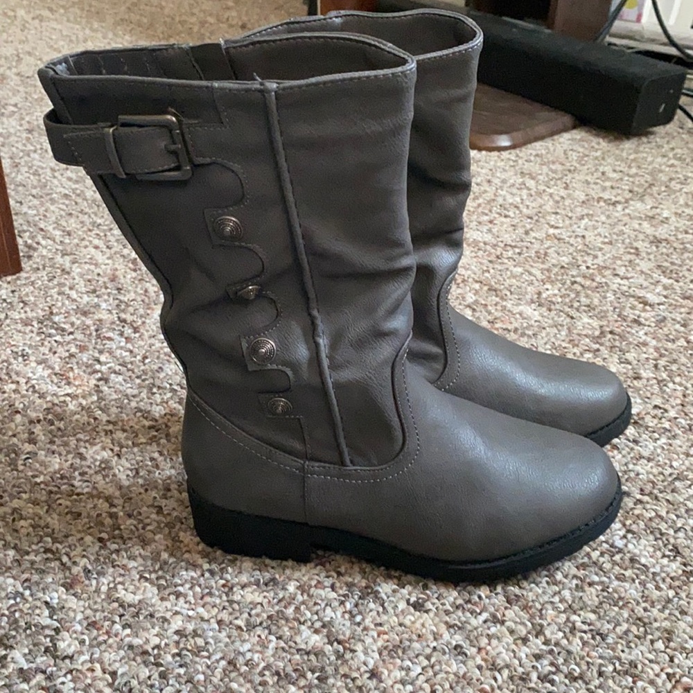 NWOT Big Girl Gray Boots
